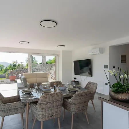 Rosemary Trieste Hermes Art Vila *