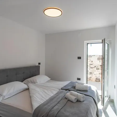 Rosemary Trieste Hermes Art Vila